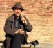 Reza promène ses yeux dans la ville rose