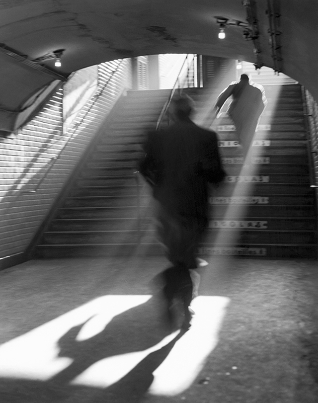 Sortie de metro, Paris, 1955 © Sabine Weiss