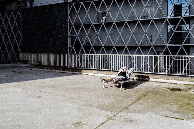 De la tragédie urbaine à la comédie humaine, Laurent Lavergne se nourrit de quiproquos en plein air De la tragédie urbaine à la comédie humaine, Laurent Lavergne se nourrit de quiproquos en plein air