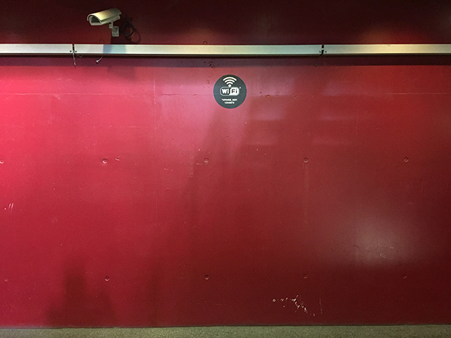 Même les murs du Salon sont rouges... Même les murs du Salon sont rouges...