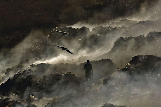 Décharge de Mbeubeuss dans le quartier de Malika à Dakar, Sénégal (14°48'N - 17°19'O) - © Yann Arthus-Bertrand / Film “Home” – une coproduction Elzevir Films / EuropaCorp