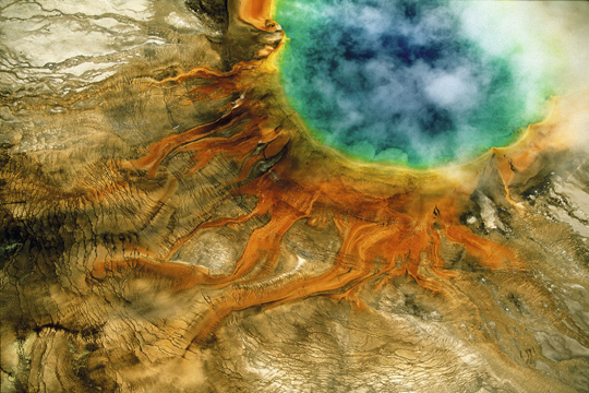 Source chaude du Grand Prismatic, parc national de Yellowstone, Wyoming, États- Unis (44°31’ N – 110°50’ O) - © Yann Arthus-Bertrand / Film “Home” – une coproduction Elzevir Films / EuropaCorp