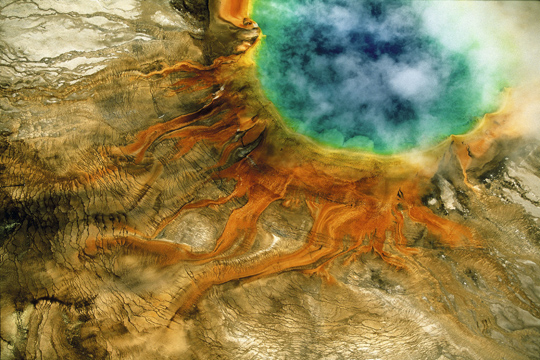 Source chaude du Grand Prismatic, parc national de Yellowstone, Wyoming, États- Unis (44°31’ N – 110°50’ O) - © Yann Arthus-Bertrand / Film “Home” – une coproduction Elzevir Films / EuropaCorp Source chaude du Grand Prismatic, parc national de Yellowstone, Wyoming, États- Unis (44°31’ N – 110°50’ O) - © Yann Arthus-Bertrand / Film “Home” – une coproduction Elzevir Films / EuropaCorp