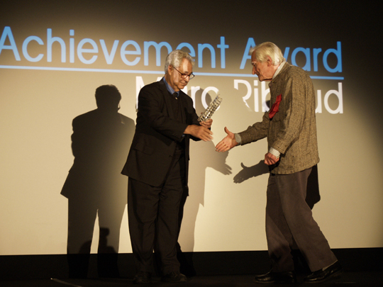 © Jean-Marie Bret - Elliott Erwitt remet à Marc Riboud un prix pour l'ensemble de son œuvre. © Jean-Marie Bret - Elliott Erwitt remet à Marc Riboud un prix pour l'ensemble de son œuvre.
