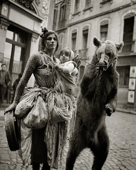 © Germaine Chaumel, Bohémienne à l'ours : exposée dans le cadre de l'expo Germaine Chaumel, Salle Henry Martin, Place du Capitole.