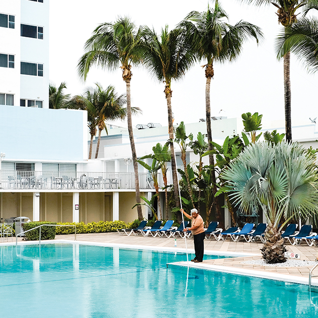 MARION DUBIER-CLARK • série From Florida to Cuba, Swimming-pool • South Beach, 2015