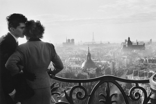 Les amoureux de la Bastille, 1957 © Willy Ronis Les amoureux de la Bastille, 1957 © Willy Ronis