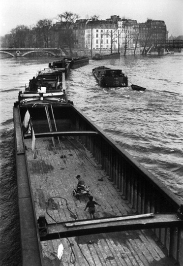 La péniche aux enfants, 1959 © Willy Ronis