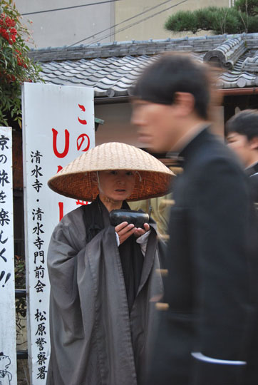 Aumone et indifférence dans un quotidien japonais. © Isabelle Loriot Aumone et indifférence dans un quotidien japonais. © Isabelle Loriot