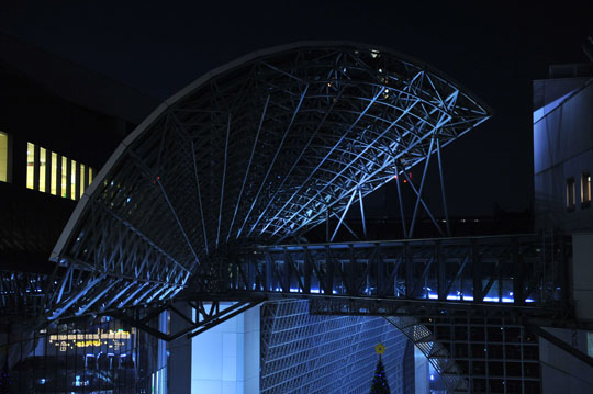 La gare de Kyoto m’évoque une très belle architecture comme une aile d’un papillon. © Raymond Moïsa