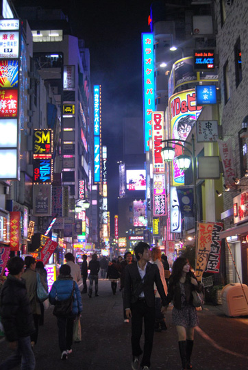 Vue de nuit d’un quartier très vivant de Tokyo. J’aime ce couple en premier plan se tenant par la main. © Isabelle Loriot