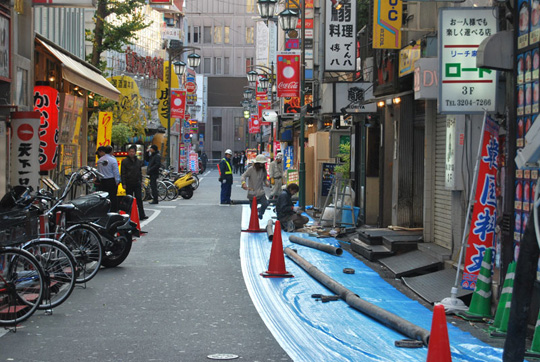 Encore de la couleur, du bleu cette fois. Travaux dans Tokyo. © Isabelle Loriot