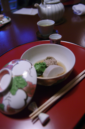 Repas traditionnelle japonais avec un bon saké chaud. © Joël Da Costa Ferreira