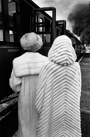 Deux femmes regardant passer un train, 1978 • © Jeanloup Sieff