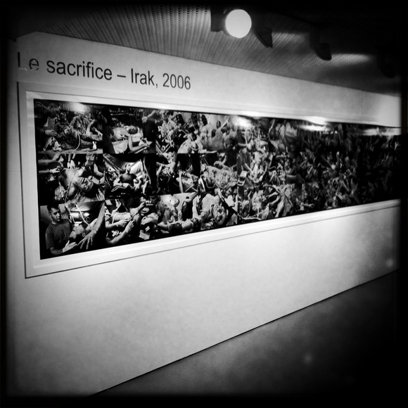 Le sacrifice, Irak 2006. A la fin de 2006, James Nachtwey s'est consacré à prendre pendant deux mois des photographies dans différents hôpitaux en Irak. Il a photographié des soldats U.S. pendant et après leur traitement. © Gérald Vidamment Le sacrifice, Irak 2006. A la fin de 2006, James Nachtwey s'est consacré à prendre pendant deux mois des photographies dans différents hôpitaux en Irak. Il a photographié des soldats U.S. pendant et après leur traitement. © Gérald Vidamment