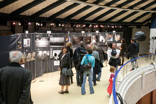Les visiteurs se sont révélés très curieux quant au principe de la correspondance à travers des images. Nombreuses étaient les questions posées. © Compétence Photo Les visiteurs se sont révélés très curieux quant au principe de la correspondance à travers des images. Nombreuses étaient les questions posées. © Compétence Photo