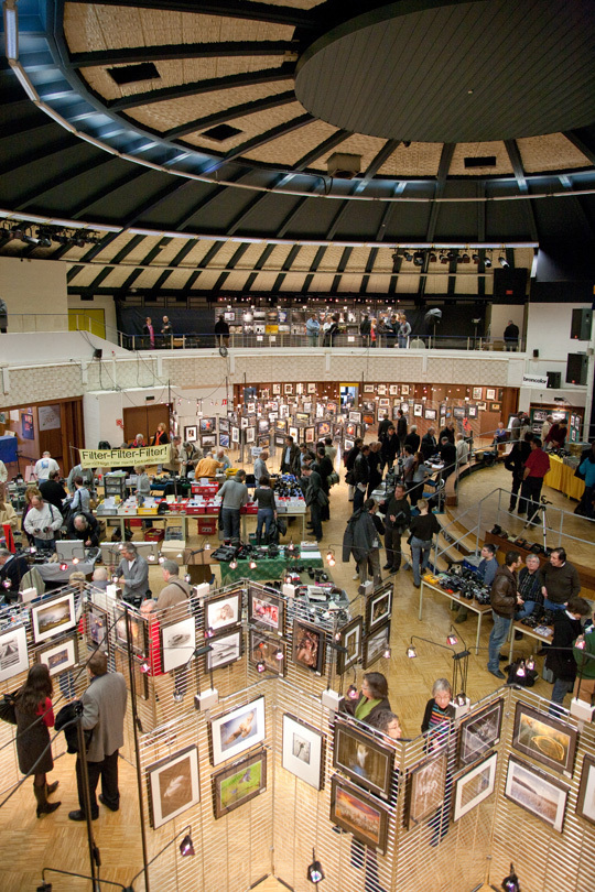 Ce dimanche 12 mars avait lieu une bourse au matériel d'occasion. Idéal pour dénicher un objectif tout en découvrant les expositions photos du Salon. © Compétence Photo