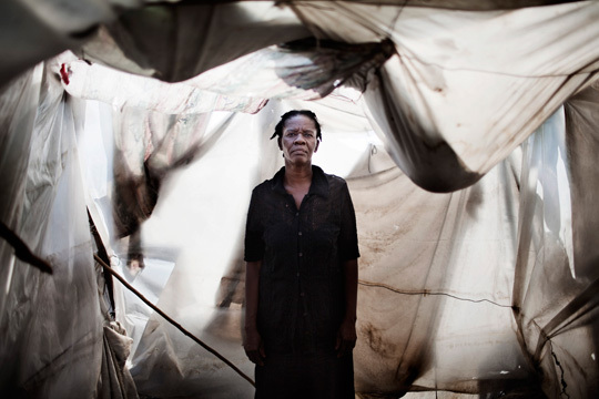 Port au Prince, Haïti, avril 2010. Alsendo, 48 ans, a perdu son mari lors du séisme du 12 janvier dans la destruction de leur maison. Elle a six enfants. Elle vit dans le quartier Nelio.