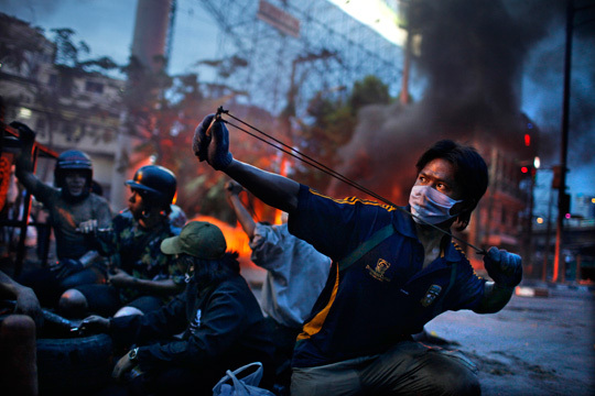 Bangkok, le 16 mai 2010. Affrontement entre les partisans des chemises rouges et les forces militaires thaïlandaises.