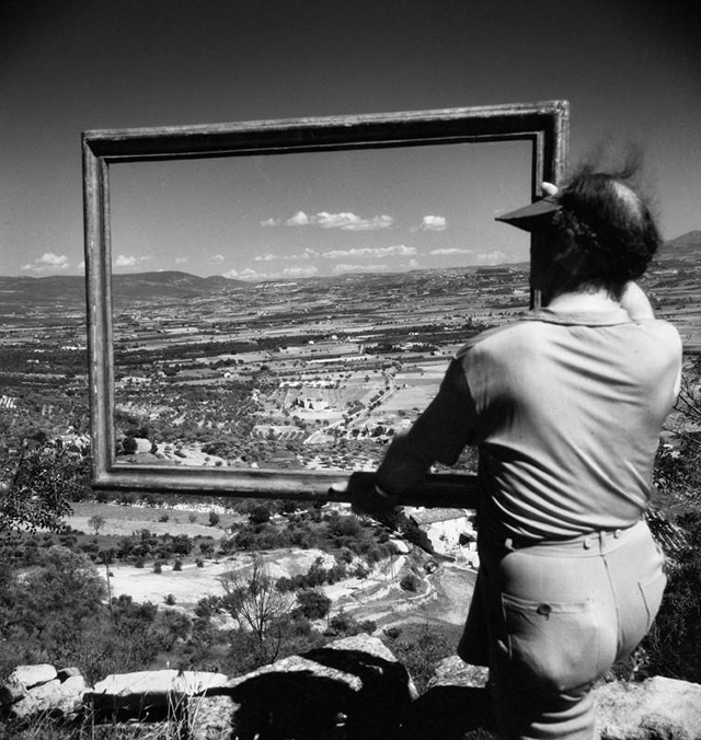 Le peintre André Lhote encadrant la vallée d’Apt, Gordes (Vaucluse), 1947