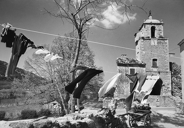 Maubec au pied du Luberon (Vaucluse), 1973