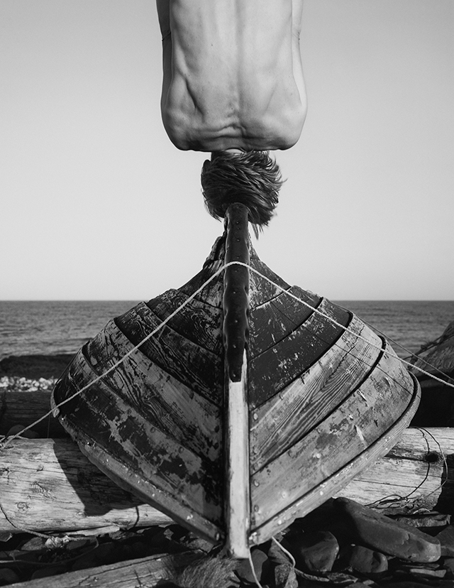 Un demi-siècle d’autoportraits réalisés par le photographe Arno Rafael Minkkinen Un demi-siècle d’autoportraits réalisés par le photographe Arno Rafael Minkkinen