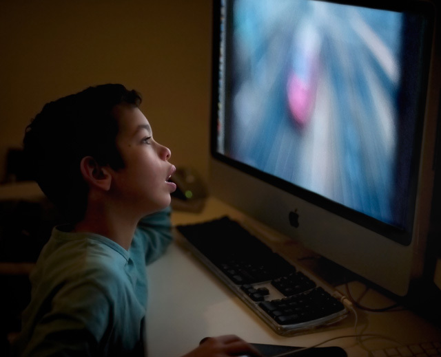 Sacha devant l'ordinateur © Franck Boucher Sacha devant l'ordinateur © Franck Boucher