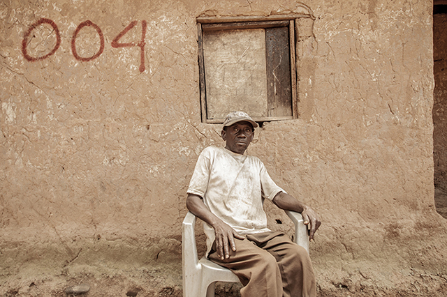 Le photographe Sammy Baloji expose les fragments de l’histoire de la République Démocratique du Congo au Point du Jour Le photographe Sammy Baloji expose les fragments de l’histoire de la République Démocratique du Congo au Point du Jour