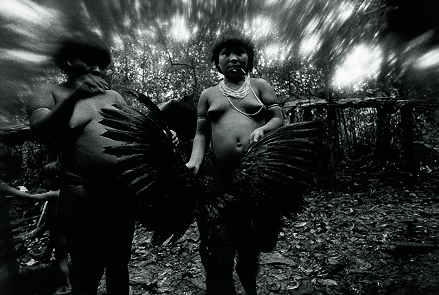 La Fondation Cartier expose la lutte yanomami photographiée par Claudia Andujar La Fondation Cartier expose la lutte yanomami photographiée par Claudia Andujar