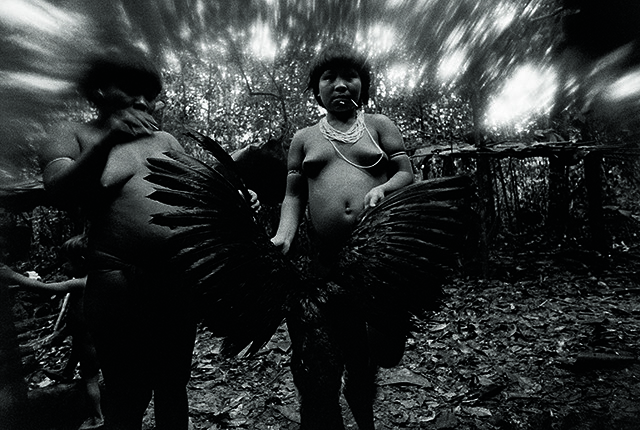 La Fondation Cartier expose la lutte yanomami photographiée par Claudia Andujar