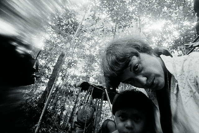 La Fondation Cartier expose la lutte yanomami photographiée par Claudia Andujar La Fondation Cartier expose la lutte yanomami photographiée par Claudia Andujar