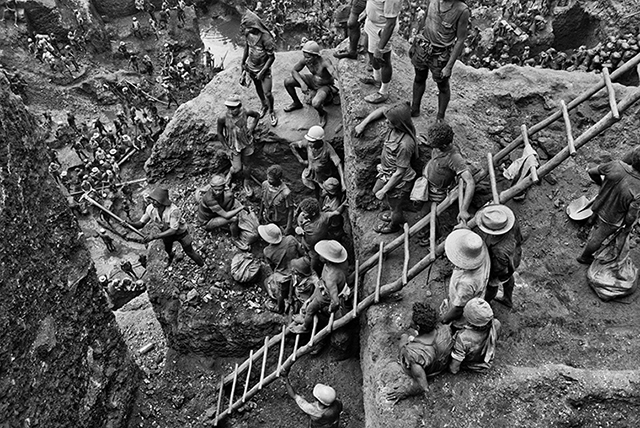 Gold, la série toute en terre de Sebastião Salgado à la Polka Galerie