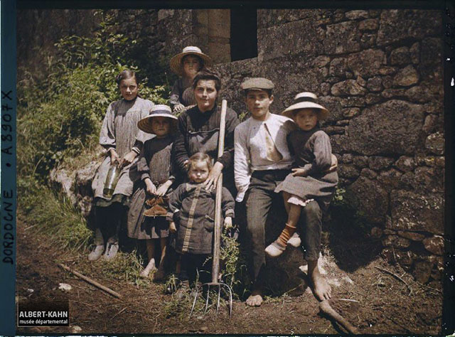 n° d’inventaire A8907X, Collection Archives de la Planète - Musée Albert-Kahn/Département des Hauts-de-Seine - France, Petit Marzac, Madame Valade au petit Marzac commune de Turzac par les Eyzies avec ses enfants, 1916 n° d’inventaire A8907X, Collection Archives de la Planète - Musée Albert-Kahn/Département des Hauts-de-Seine - France, Petit Marzac, Madame Valade au petit Marzac commune de Turzac par les Eyzies avec ses enfants, 1916