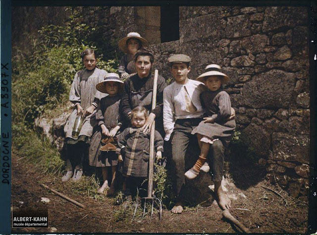 n° d’inventaire A8907X, Collection Archives de la Planète - Musée Albert-Kahn/Département des Hauts-de-Seine - France, Petit Marzac, Madame Valade au petit Marzac commune de Turzac par les Eyzies avec ses enfants, 1916