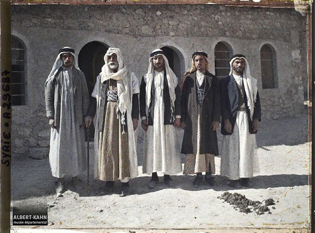 n° d’inventaire A29687, Collection Archives de la Planète - Musée Albert-Kahn/Département des Hauts-de-Seine - Syrie, Palmyre, Le Cheikh Abdallah, à sa gauche ses trois fils, à sa droite son secrétaire, 1921