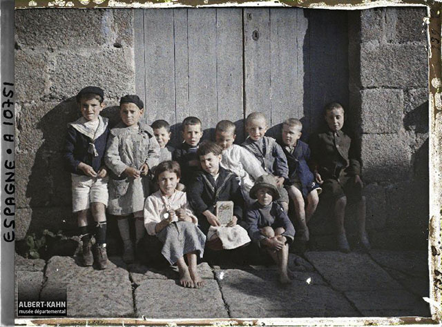 n° d’inventaire A10751, Collection Archives de la Planète - Musée Albert-Kahn/Département des Hauts-de-Seine - Espagne, La Corogne, Bande de gosses dont des blonds aux yeux bleus, 1917