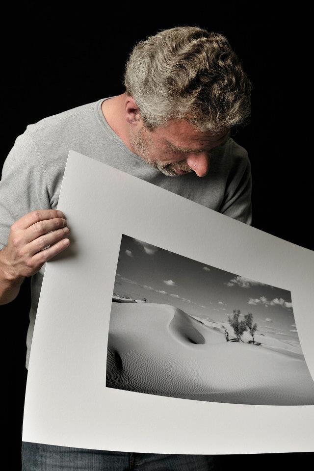 Bruno Le Dastumer, avec l'un de ses tirages Bruno Le Dastumer, avec l'un de ses tirages