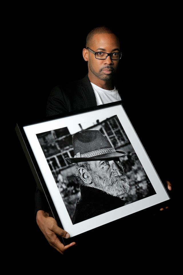 Fab William Alexander, avec l'un de ses tirages Fab William Alexander, avec l'un de ses tirages