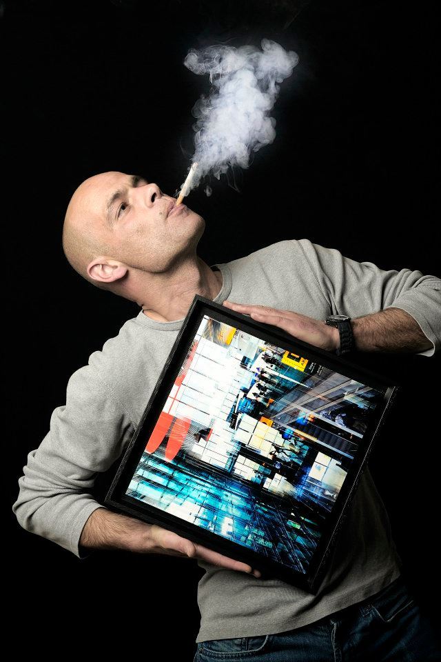 Vincent Lr, avec l'un de ses tirages Vincent Lr, avec l'un de ses tirages