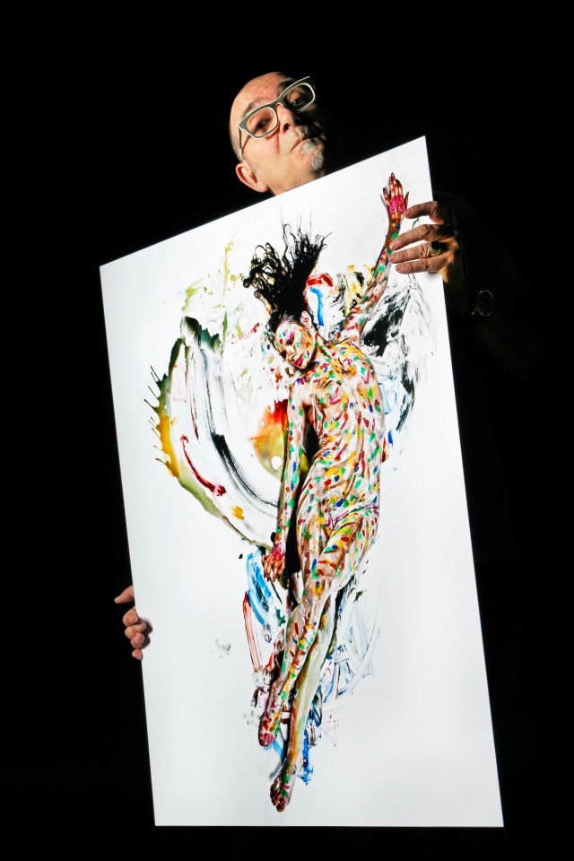 Jo Waterbar (Joel Bardeau), avec l'un de ses tirages Jo Waterbar (Joel Bardeau), avec l'un de ses tirages