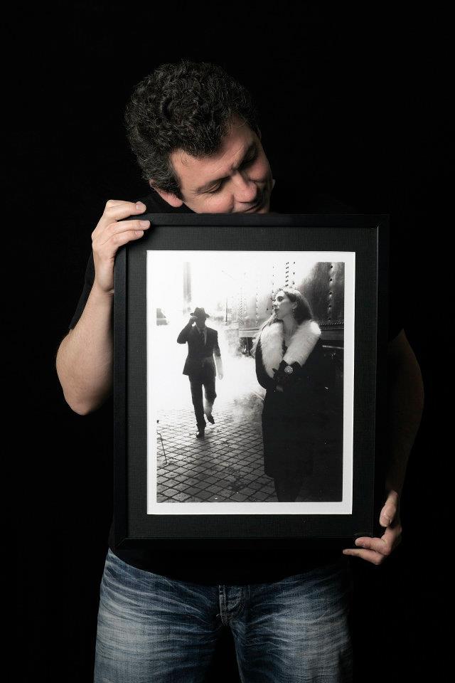 Nicolas Poizot, avec l'un de ses tirages Nicolas Poizot, avec l'un de ses tirages