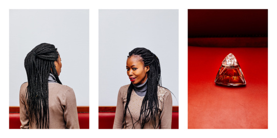 Fatou-Sophie, résidente du foyer Fatou a choisi un flacon de parfum « À la folie » de Mauboussin. Elle aime en mettre sur elle avant de sortir. Fatou-Sophie, résidente du foyer Fatou a choisi un flacon de parfum « À la folie » de Mauboussin. Elle aime en mettre sur elle avant de sortir.
