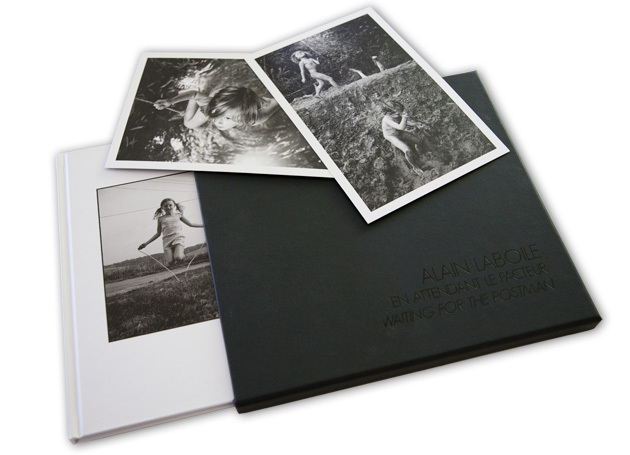 The limited edition of Waiting for the postman, by Alain Laboile, includes the signed and numbered book (edition limited to 200 copies), two additional prints, all in a beautiful case.