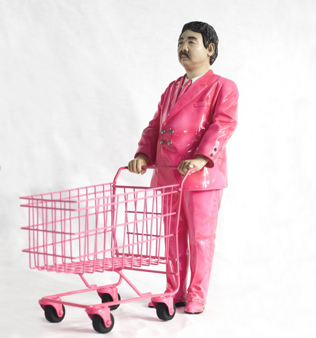 Pink Man, 2007-2008 de Manit Sriwanichpoom. Sculpture en résine limitée à 100 pièces signées