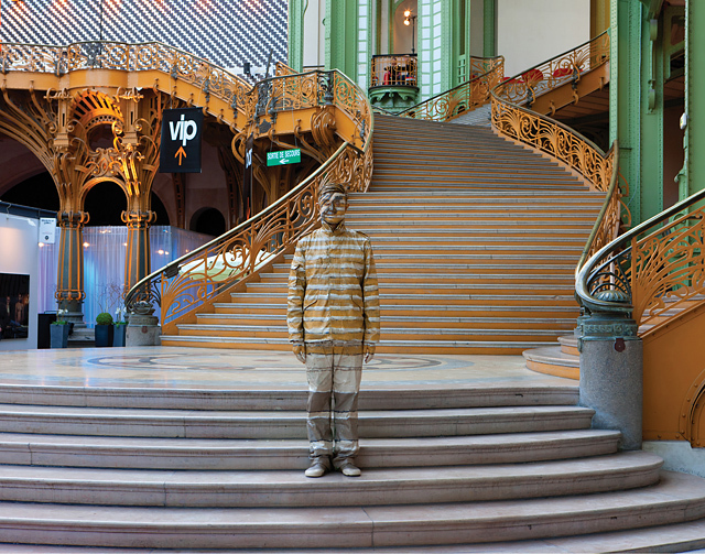 Art Paris performance, 2011. Série Hiding in the city. Courtesy Galerie Paris-Beijing © Liu Bolin - Tous droits réservés