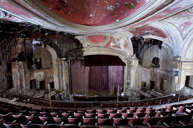 À la mémoire des cinémas américains abandonnés, par Matt Lambros À la mémoire des cinémas américains abandonnés, par Matt Lambros