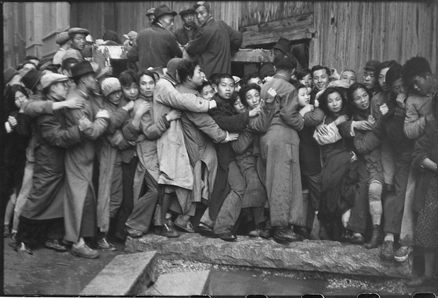 « Changaï, quand l’or fut mis en vente les derniers jours de Kuomintang », 1948 • Tirage argentique de 1948 • 20,4 x 25,2 cm • Cachet Henri CARTIER BRESSON au dos © Copyright Cartier-Bresson/Magnum