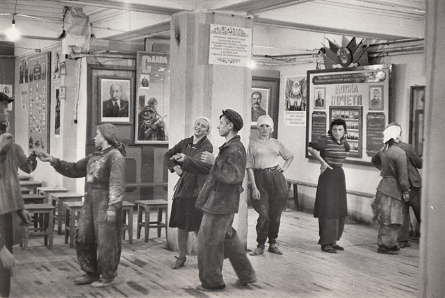 « Hôtel Ukraine, à l’heure de la pose des ouvriers dansant le Fox Trot », 1954 • Tirage argentique de 1954 • 17,3 x 25,5 cm • Cachet Henri CARTIER BRESSON au dos © Copyright Cartier-Bresson/Magnum « Hôtel Ukraine, à l’heure de la pose des ouvriers dansant le Fox Trot », 1954 • Tirage argentique de 1954 • 17,3 x 25,5 cm • Cachet Henri CARTIER BRESSON au dos © Copyright Cartier-Bresson/Magnum