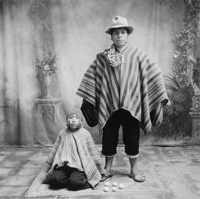 « Le vendeur d’œuf et son fils » • Christmas at Cuzco. Publié dans Vogue de décembre 1949 • Tirage argentique • 19,8 x 19 cm © Irving Penn