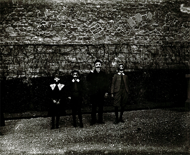 "Mardi-Gras avec Bouboutte, Louis, Robert et Zissou", Paris 1903 • Tirage argentique des années 1980, d’après le négatif sur verre 9 x 12 cm original, sur papier baryté • Cliché de 20 x 39,7 cm, sur une planche de 30 x 39,7 cm © Jacques-Henri Lartigue